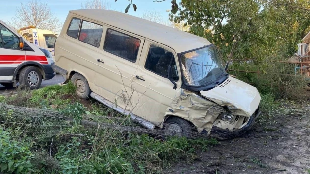 Otomobil ile çarpışan minibüs evin bahçesine girdi: 1 yaralı