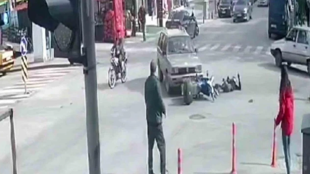 Otomobil ile motosikletin çarpışma anı kamerada