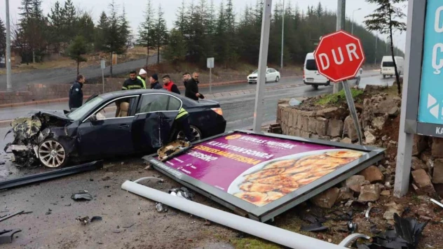 Otomobil istinat duvarına çarptı: 2'si ağır 4 yaralı