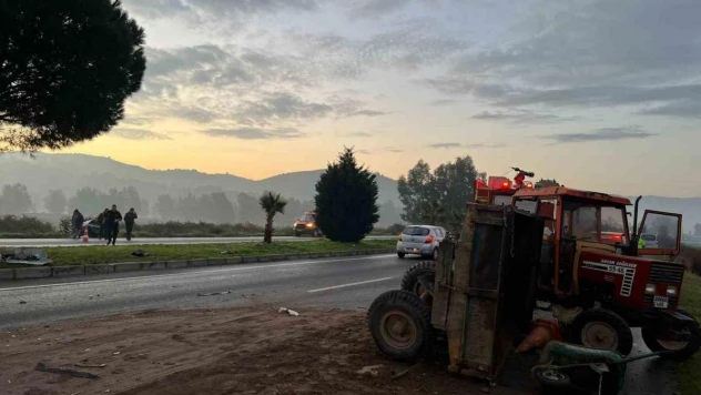 Otomobil kum yüklü traktöre çarptı