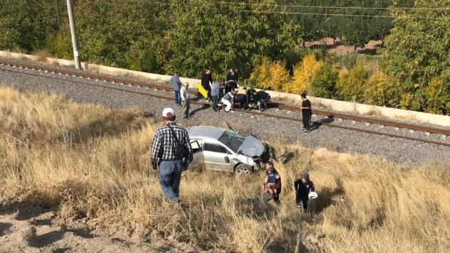 Otomobil şarampole yuvarlandı: 3 yaralı