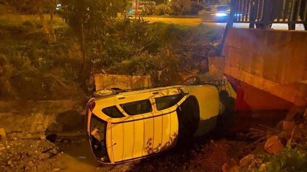 Otomobil sulama kanalına düştü, sürücü yara almadan kurtuldu