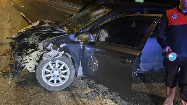Otomobil Tır'a çarptı: 1'i ağır 2 yaralı