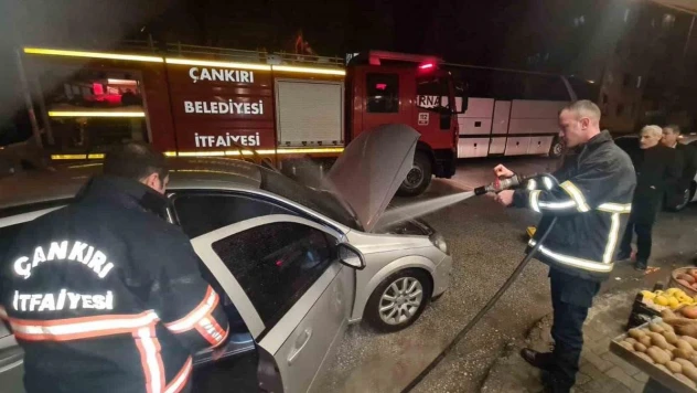 Otomobilde çıkan yangını itfaiye ekipleri söndürdü