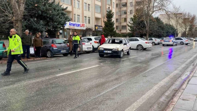 Otomobilin çarptığı çocuk yaralandı, üşümesin diye vatandaşlar üzerine ceket örttü