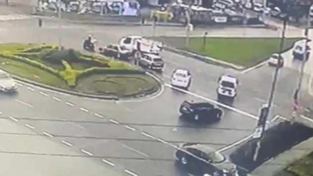 Otomobilin çarptığı kadın yaralandı, kaza anı kamerada