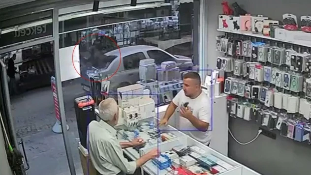 Otomobilin üzerine keçi düştü