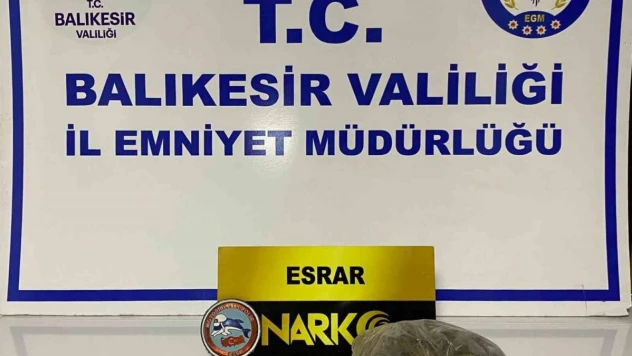 Otomobille polisten kaçan şahıslarda uyuşturucu ve tarihi eser çıktı