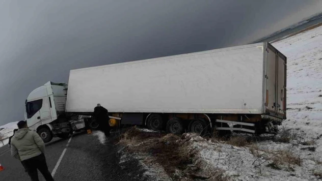 Otomobille tır çarpıştı: 3 yaralı