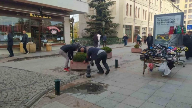 Otomobiller düzensiz park etmesine taş saksılarla çözüm bulmaya çalıştılar