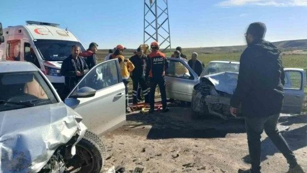 Otomobiller kafa kafaya çarpıştı: 1 ölü, 3 yaralı