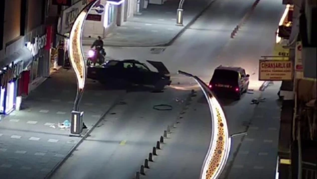 Otomobiller kafa kafaya çarpıştı, o anlar kameraya yansıdı