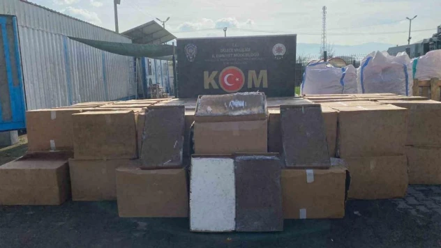 Otoyolda durdurulan tırdan kolilerce kaçak sigara çıktı