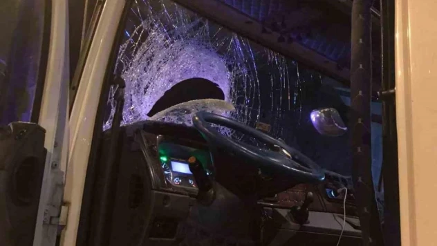 Otoyolda ilginç kaza: Fırlayan balata başka aracın camından girdi