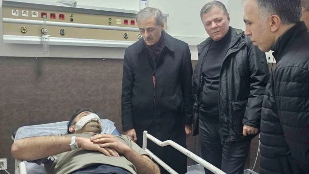 Otoyoldaki feci kazada yaralanan polis, hastanede ziyaret edildi