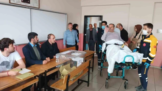 Oy kullanmaya sedyeyle gitti