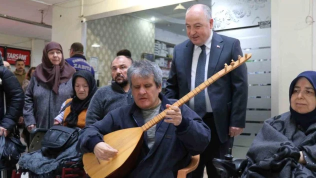 Özel bireyin söylediği türküye Vali Coşkun eşlik etti
