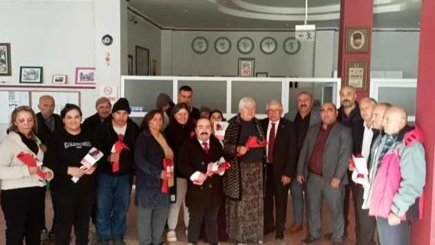 Özel bireyleri ziyaret eden Hançeroğlu, çiçek ve hediyeler verdi