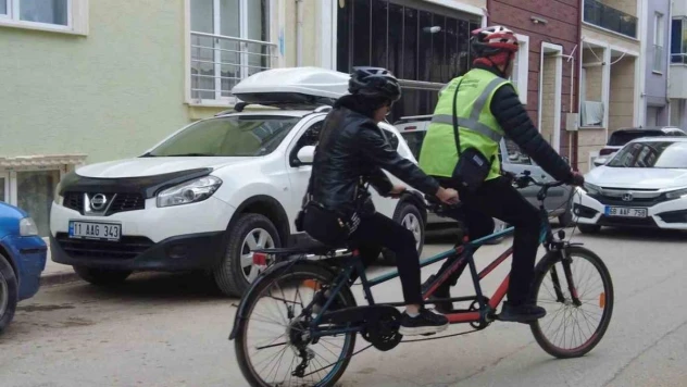 Özel gereksinimli kadın çalışan, iş yerine tandem bisikletle götürüldü