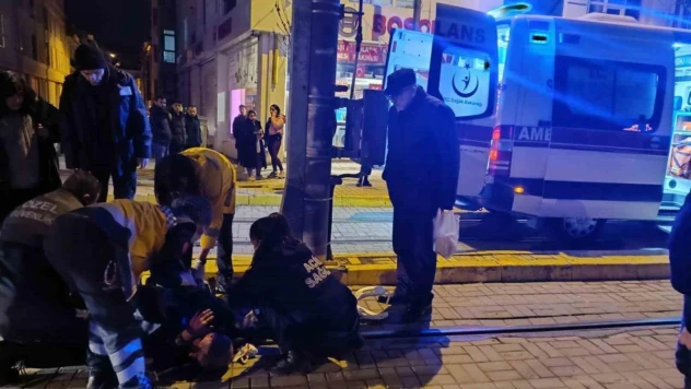 (ÖZEL) Karşıdan karşıya geçerken düşen yaşlı adam yaralandı