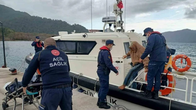 Özel teknede rahatsızlanan vatandaşa Sahil Güvenlik'ten tıbbi tahliye