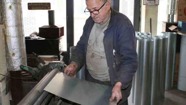 (ÖZEL) Yarım asırdan fazla soba tamirciliği yapıyor