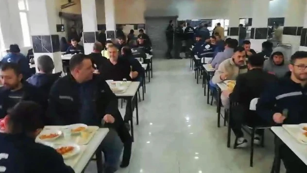 Özelleştirilen termik santrallerin işçileri öğle yemeğinde eylem yaptı