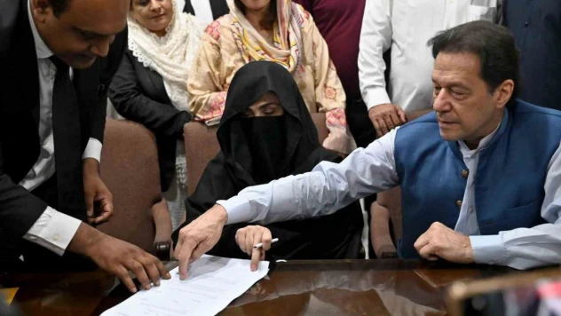 Pakistan'da eski Başbakan Khan ve eşine 14'er yıl hapis cezası