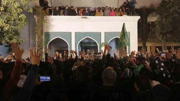 Pakistan'da hapisteki Imran Khan'ın partisi PTI destekli bağımsız adaylar yarışı önde götürüyor