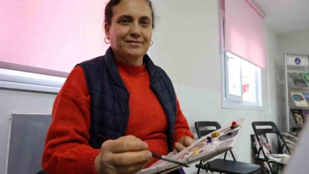 Paleti eline alan afetzede kadınlar, deprem psikolojisini resim çizerek atlatıyor