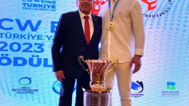 Pamukkale'nin namağlup şampiyon güreşçisi ödülünü aldı