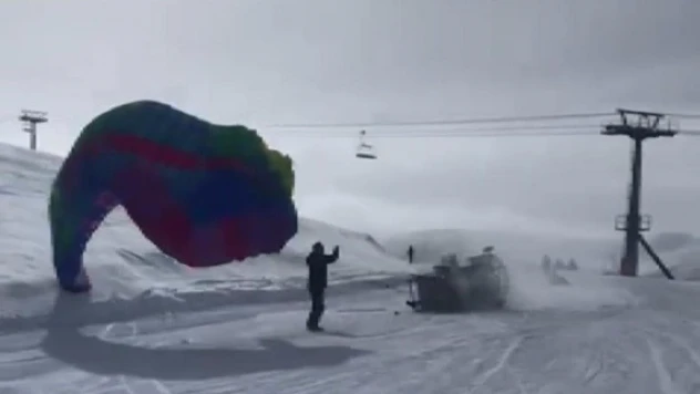 Paraşütle gökyüzünde kahvaltı keyfi yapan paraşütçü bu sefer ölümden döndü