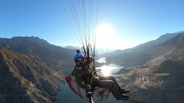Paraşütle Yeni Yusufeli ve baraj gölünün üzerinden geçti