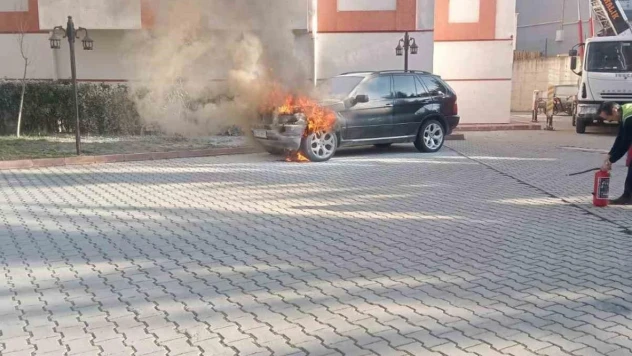 Park halindeki araç alev alev yandı
