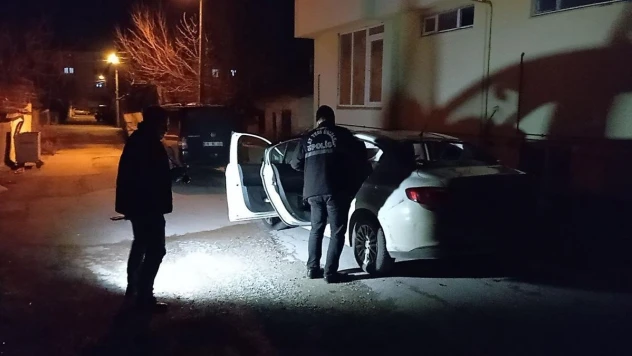 Park halindeki aracın camını kaldırım taşıyla kırdılar