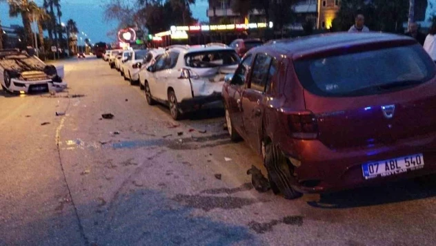 Park halindeki araçlara çarptıktan sonra takla atan otomobilden çıkan sürücü kaçtı