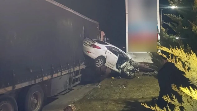 Park halindeki tıra çarpan otomobil hurdaya döndü: 2 yaralı