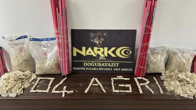 Paspas sapının içine gizlemişler!