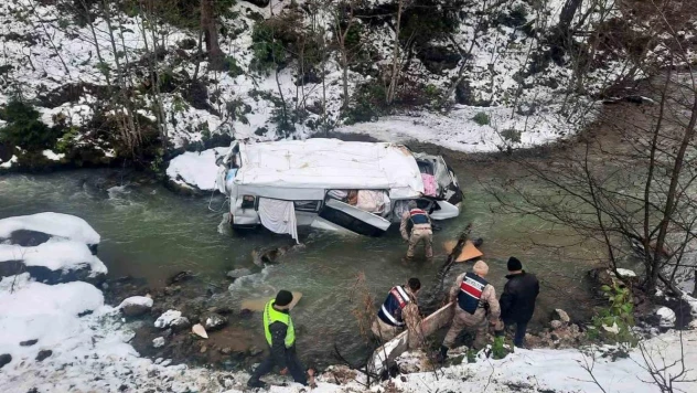 Pazara giden konfeksiyon yüklü minibüs dereye yuvarlandı: 1 yaralı