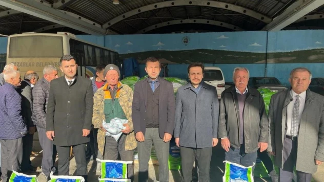 Pazarlar'da 350 çiftçiye 3 bin 750 kilo bordo bulamacı dağıtıldı