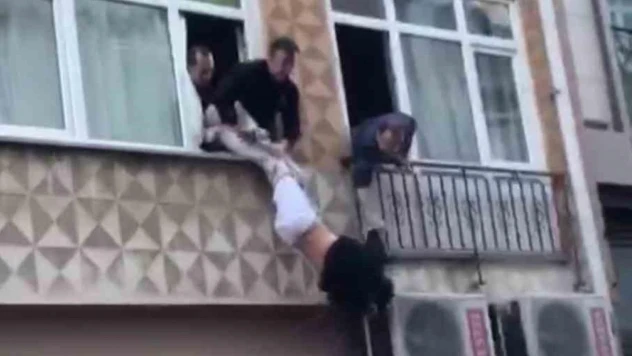 Pendik'te hastaneden ellerinde kelepçelerle kaçan şahıs saklandığı evin camında asılı kaldı