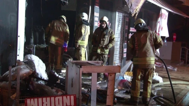 Pendik'te iş yeri alev alev yandı