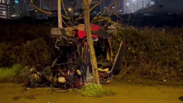 Pendik'te takla atan otomobil hurda yığınına döndü: 3 yaralı