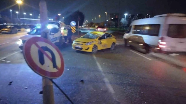 Pendik'te ticari taksi ile otomobil çarpıştı: 1 yaralı