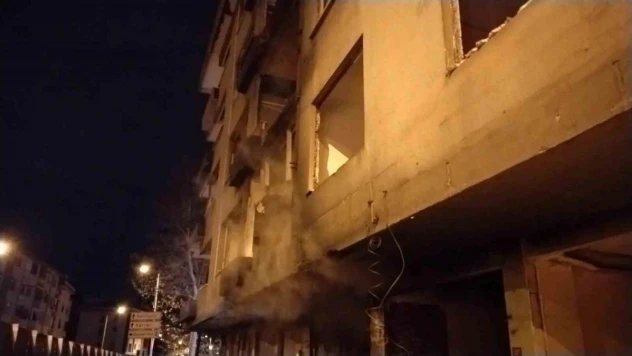 Pendik'te uyuşturucu madde etkisindeki şahıslar metruk binayı ateşe verdi