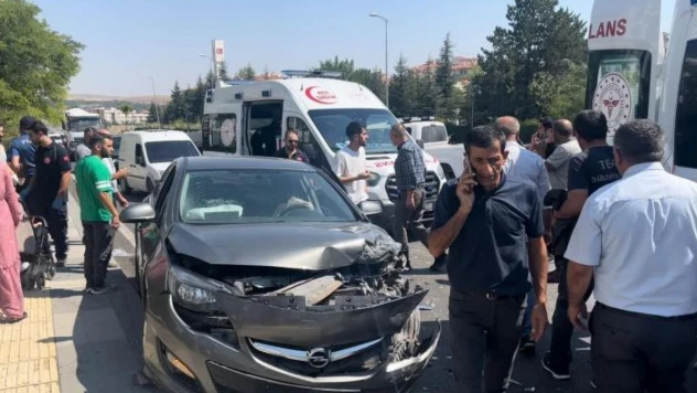 Polatlı'da yakınının cenazesine giden otomobille hafif ticari araç çarpıştı: 5 yaralı