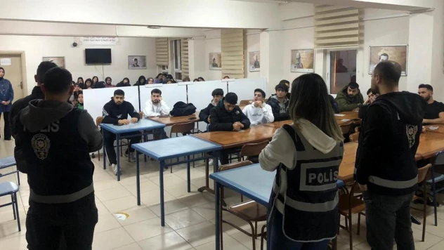 Polis ekipleri üniversite öğrencilerini bilgilendirdi