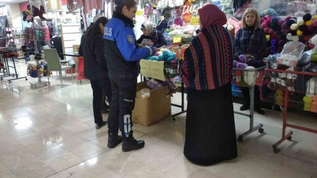 Polis, Kırşehir'de dolandırıcılık bilgilendirmesi yapıyor