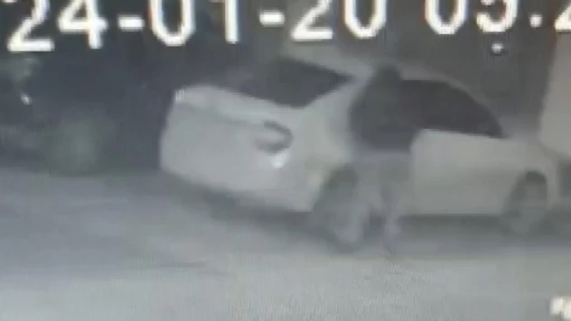 Polis memurunun aracına zarar verip not bıraktı