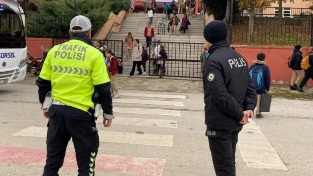 Polis okul çevresinde sıkı denetim yaptı